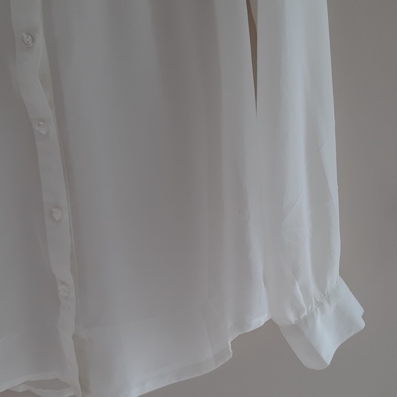 White crep with lace Bouse - Picture 2 of 4